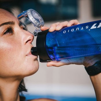 thermos hydration bottle with rotating intake meter